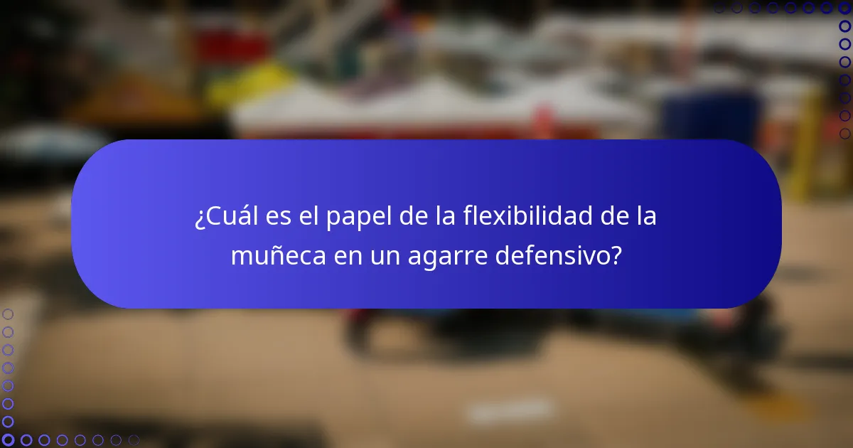 ¿Cuál es el papel de la flexibilidad de la muñeca en un agarre defensivo?
